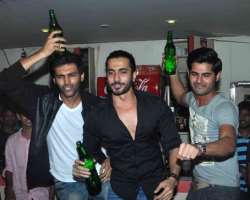 Kartik Aaryan consuming alcohol